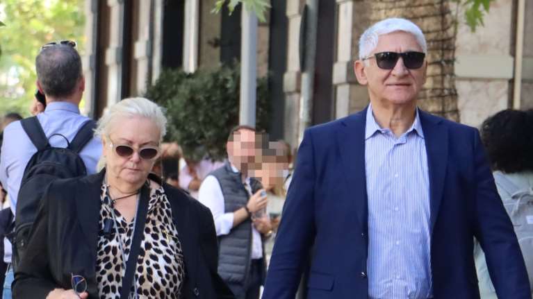 Παναγιώτης Γιαννάκης: Η σπάνια δημόσια εμφάνιση με τη σύζυγό του Ευγενία - Αγαπημένοι και πιασμένοι χέρι - χέρι στο κέντρο