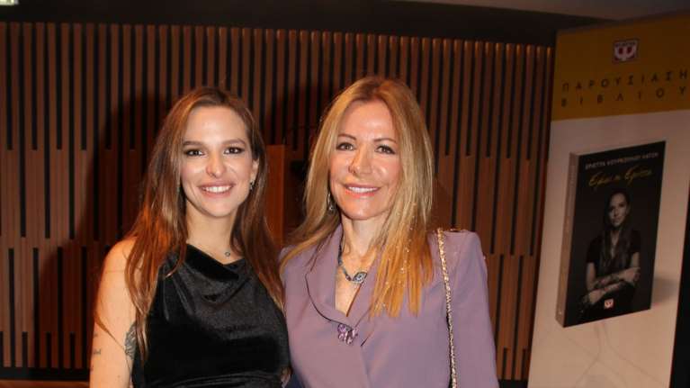 Η Εριέττα Κούρκουλου Λάτση στο σπίτι όπου γεννήθηκε ο παππούς της, Γιάννης Λάτσης