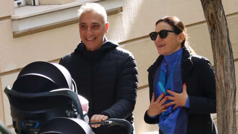 Όλγα Κεφαλογιάννη - Μίνως Μάτσας: Casual βόλτα με τα δίδυμα στο Κολωνάκι [Εικόνες]