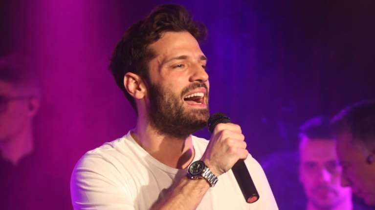 Κωνσταντίνος Αργυρός: Τηλεφώνημα για βόμβα σε συναυλία του - Τι είπε για να μην προκαλέσει πανικό [Βίντεο]