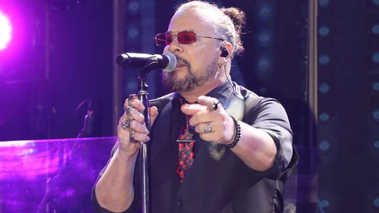 Ατύχημα για τον Χρήστο Δάντη - Η σοκαριστική στιγμή που πέφτει από την πίστα στο κενό [βίντεο]