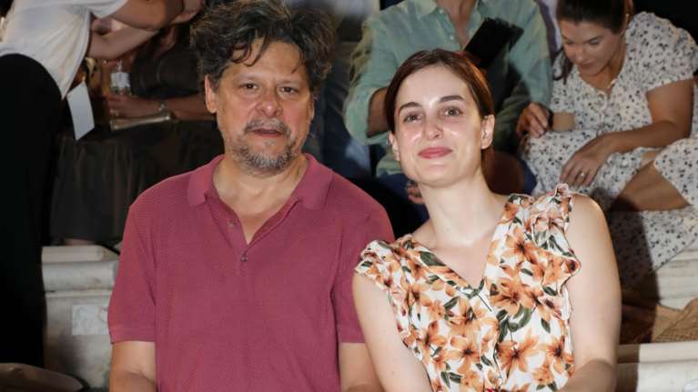 Λευτέρης Χαρίτος: Σπάνια δημόσια εμφάνιση με τη σύντροφό του, Σμαράγδα Αδαμοπούλου [εικόνες]