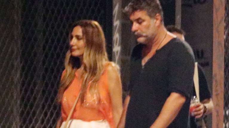 Δέσποινα Βανδή: Το glam look στο Μοναστηράκι με διάφανο τοπ, παγιέτες και χρυσά mules