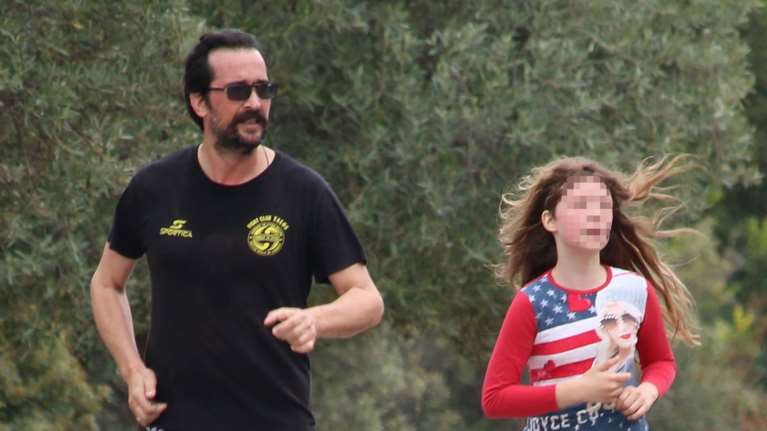 Στη διαδήλωση κατά της χρήσης μάσκας πήγε και ο ηθοποιός Τάσος Νούσιας