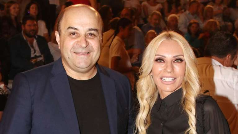 Έγινε νονά η Έλενα Τσαβαλιά - Στο πλευρό της ο γιος της Χάρης Σεφερλής