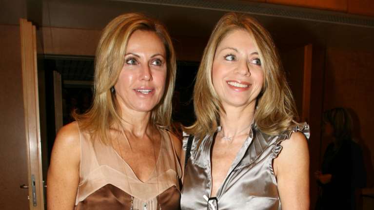 Ελλη Στάη - Ελένη Κόκκαλη: Μαζί στο θέατρο της Επιδαύρου - Με διαφορετικό look η δημοσιογράφος