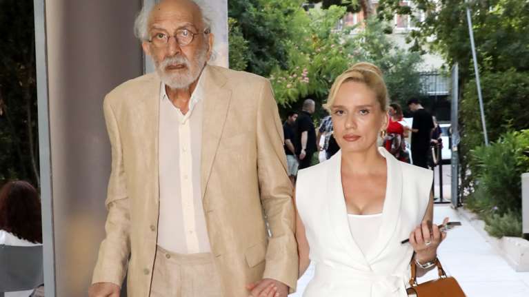 Αλέξανδρος Λυκουρέζος: Στο θέατρο χέρι-χέρι με εντυπωσιακή συνοδό - Ποια είναι η γυναίκα στο πλευρό του [εικόνες]