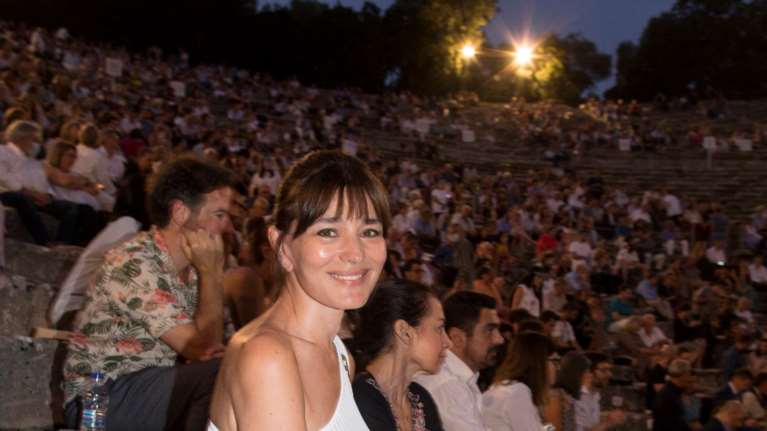 Επίδαυρος: Η Μαρία Ναυπλιώτου τράβηξε ξανά τα βλέμματα με τη σικ εμφάνισή της [εικόνα]