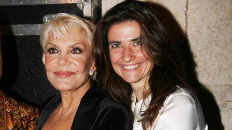 Τζωρτίνα Σερπιέρη: Η σπάνια εμφάνιση της κόρης της Μαρινέλλας - Στιλάτη με ημιδιάφανο πουκάμισο και σατέν φούστα