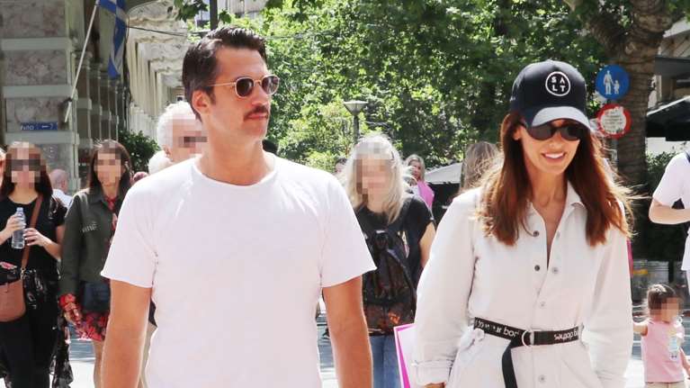 Δημήτρης Μάζης - Μπέττυ Μαγγίρα: Η συντονισμένη και στιλάτη εμφάνιση στο κέντρο της Αθήνας