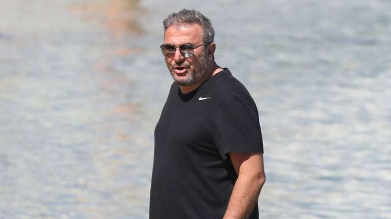 Ο Αντώνης Ρέμος βάφτισε τον γιο του Γιάννη Βαρδή - Η πιο γλυκιά φωτό με το βαφτιστήρι του