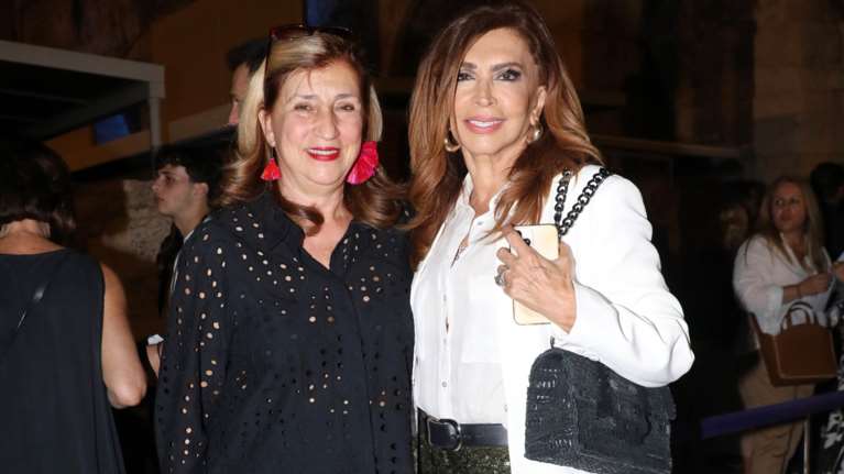 Μιμή Ντενίση: Οικογενειακή εμφάνιση στο Ηρώδειο - Το chic σύνολό της