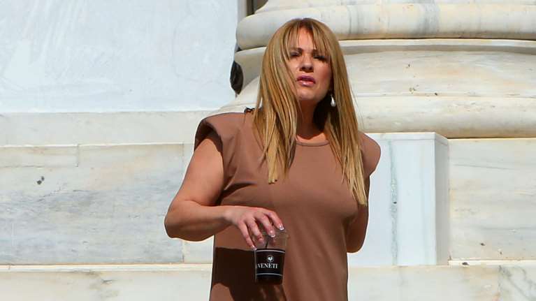 Μαριάννα Τουμασάτου:  &quot;Παλιά παίρναμε βαρέα και ανθυγιεινά, τώρα μας δίνουν μόνο κλωτσιές&quot; [Βίντεο]