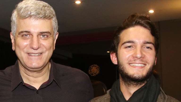 Κώστας Καραμανλής: Ο γιος του, Αλέξανδρος σε μια σπάνια δημόσια εμφάνιση - Οι εικόνες από τη θεατρική έξοδό του