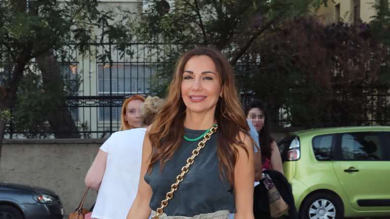 Δέσποινα Βανδή: Με άψογο καλοκαιρινό στυλ και... μποτάκια - Τα υπέροχα κοσμήματα και η τιρκουάζ τσάντα [εικόνες]