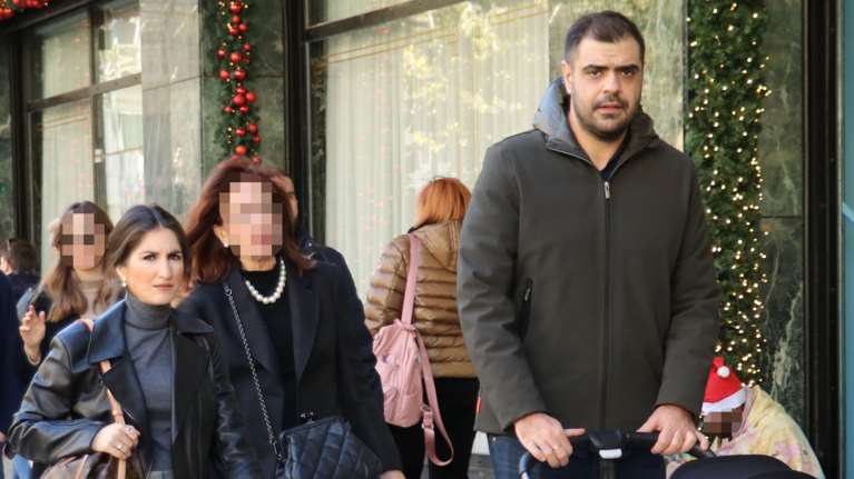 Παύλος Μαρινάκης: Βόλτα στη Βουκουρεστίου με τον γιο του και τη στιλάτη σύζυγό του