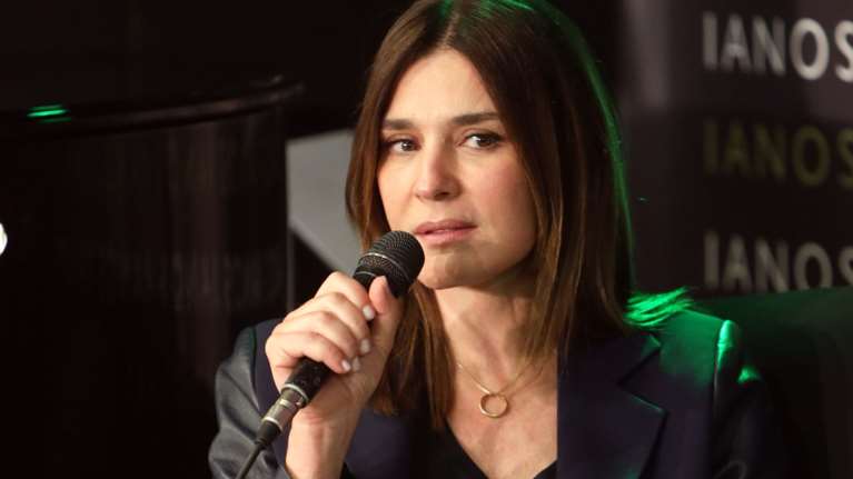 Μαρία Ναυπλιώτου: Με τζιν και σούπερ στιλάτη σε βραδινή εμφάνιση - Ο σικ συνδυασμός [εικόνες]