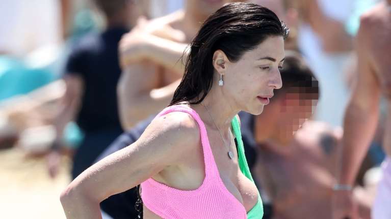 Φλορίντα Πετρουτσέλι: Στην πιο κοσμική παραλία της Μυκόνου με neon μπικίνι και γυμνασμένο κορμί