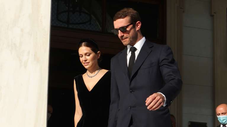 Ο ξανθός Φίλιππος Νιάρχος jr στο Met Gala με τη μαμά του - Η τρυφερή στιγμή που της τακτοποιεί το γαλάζιο Prada φόρεμα