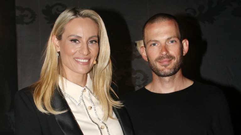 Ελεονώρα Μελέτη: Δαμάζει τα κύματα στην Πάρο κάνοντας windsurfing και ο σύζυγός της βιντεοσκοπεί υπομονετικά