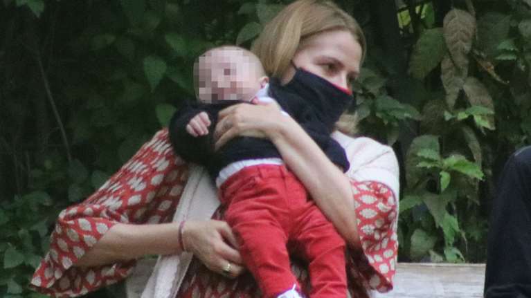 Τζένη Μπαλατσινού: Όλες οι λεπτομέρειες για τη βάφτιση του γιου της - Το νησί, το όνομα, οι καλεσμένοι