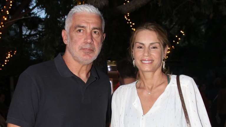 Αντώνης και Βάσω Νικοπολίδη: Περήφανοι γονείς στην αποφοίτηση των δίδυμων παιδιών τους - Οι Τήβεννοι και το μάξι φόρεμα της Μαριτίνας