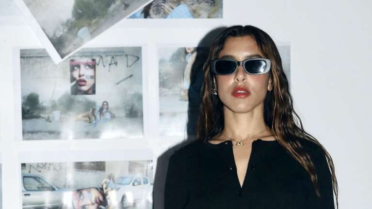 Η Μαρίνα Σάττι κέρδισε τις εντυπώσεις στην παρουσίαση του νέου της δίσκου- Με 00s look