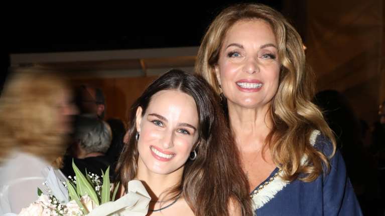 Άντζελα Γκερέκου: Chic στην Κέρκυρα - Με την κόρη της και τη μητέρα της