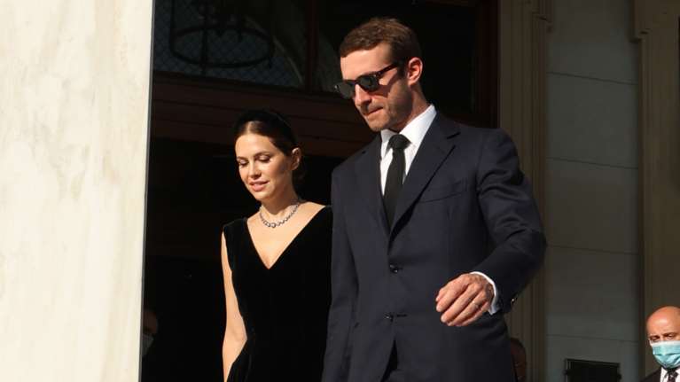 Σταύρος Νιάρχος - Ντάσα Ζούκοβα: Η εμφάνιση της εγκυμονούσας στην Ελλάδα με μίνι κροσέ φόρεμα