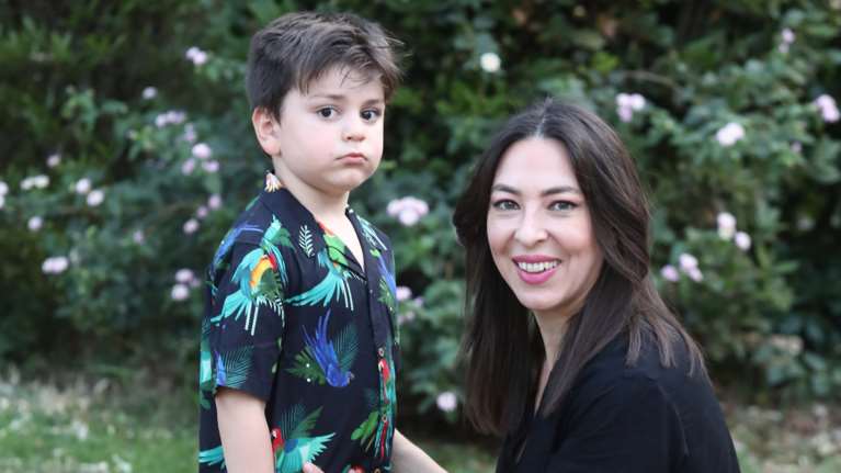 Αλίκη Κατσαβού: Υπολόγιζα ότι ο Κώστας Βουτσάς θα πέθαινε όταν ο Φοίβος θα ήταν 13 ετών, έπεσα έξω