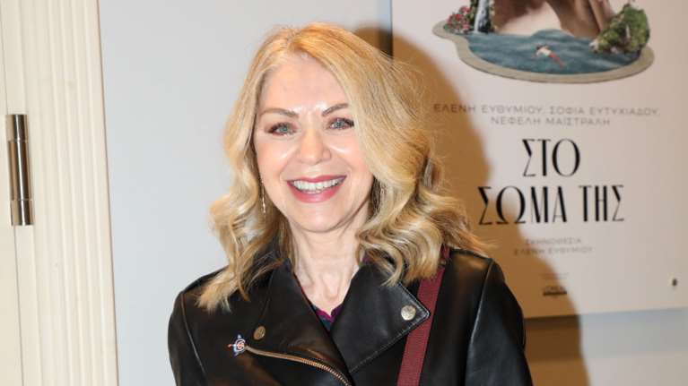 Θεατρική βραδιά για την Έλλη Στάη - Με total leather look και άψογη φόρμα