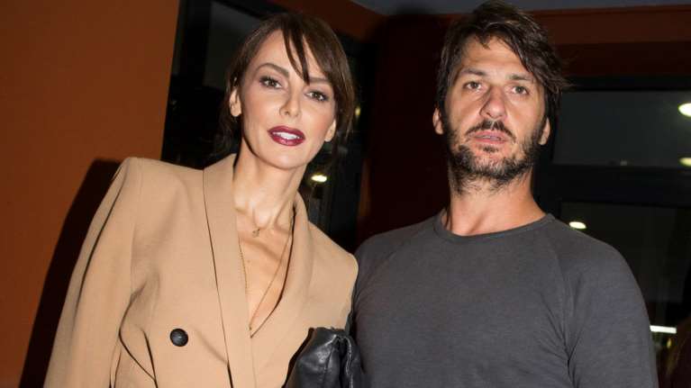 Μπέττυ Μαγγίρα: Στιλάτη βόλτα με τις κόρες της -  Η μικρή με δερμάτινα και η μεγάλη με ροζ αρβύλες