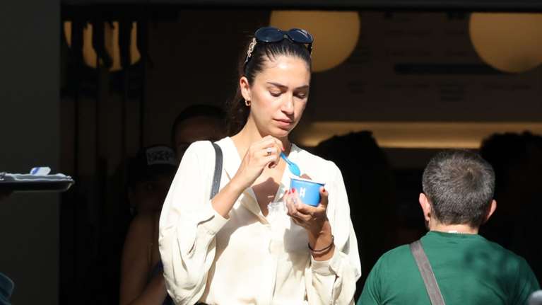 Άννα Πρέλεβιτς: Στη Γλυφάδα με το πιο hot ψηλόμεσο σορτσάκι της σεζόν και τσάντα Louis Vuitton