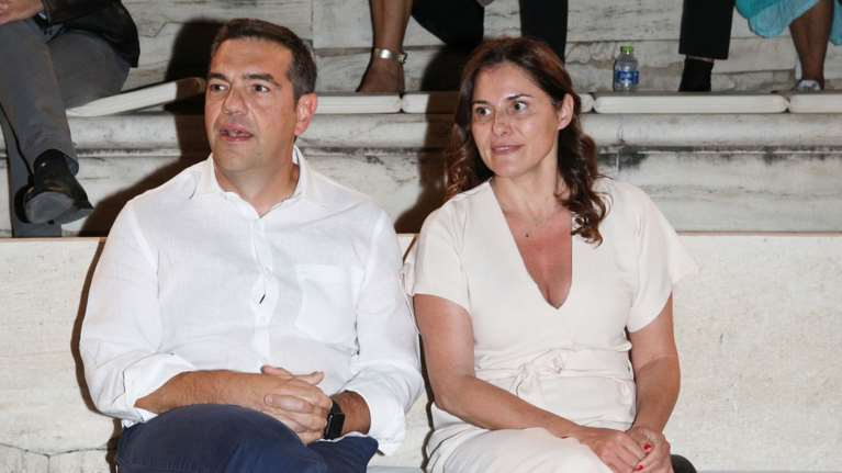 Στο Ηρώδειο Τσίπρας και Μπαζιάνα - Παρακολούθησαν το αφιέρωμα Ξαρχάκου στον Ξυλούρη [βίντεο]