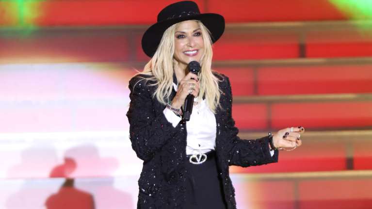 Άννα Βίσση: Θύμα απάτης στο Facebook - Ψεύτικος λογαριασμός μοίραζε... λεφτά [εικόνες]