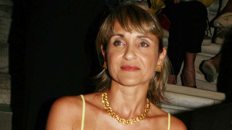 Μάρα Ζαχαρέα: Σχεδόν άβαφη στον γάμο της - Το 90's νυφικό με τα βολάν και το πέπλο με το στεφανάκι