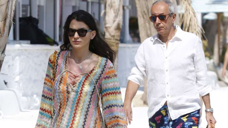 Δήμητρα Κούστα: Με μπικίνι σε υπαίθρια αγορά στο Πουκέτ