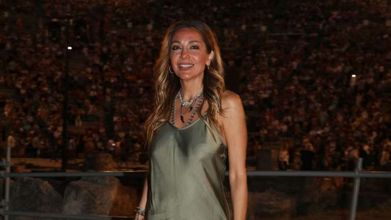 Δέσποινα Βανδή: Με απίθανο slip dress στην Επίδαυρο - Τα κοσμήματα και τα διακοσμημένα σανδάλια