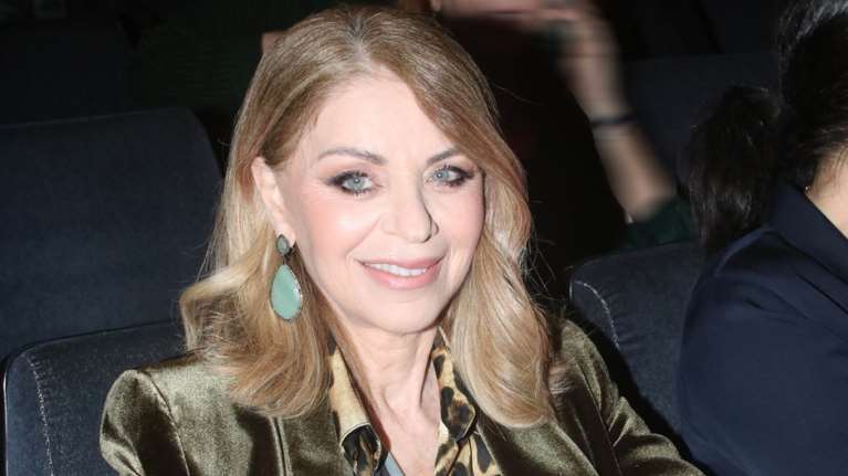 Έλλη Στάη: Με διαχρονικό και κομψό λεοπάρ πουκάμισο στην πρεμιέρα της προξενήτρας στο θέατρο REX [εικόνα]