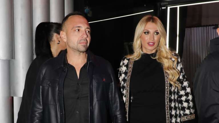 Κωνσταντίνα Σπυροπούλου: Κομψή στα μπουζούκια με ντραπέ μικρό μαύρο φόρεμα και μακριά ζακέτα pied de poule