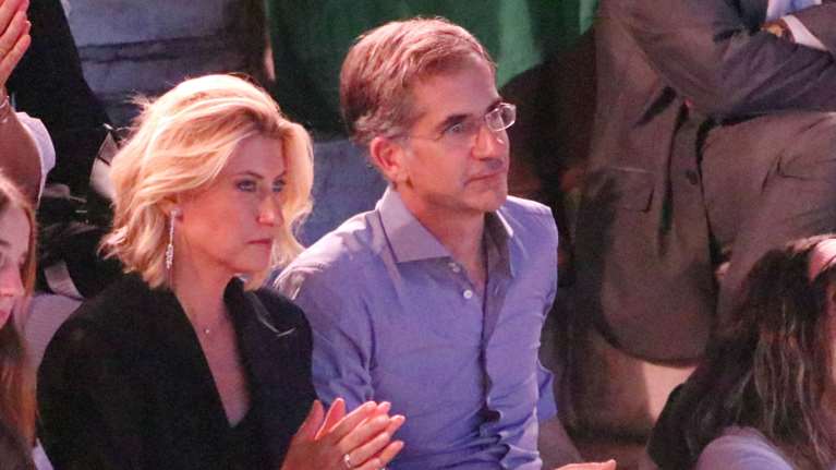 Κομψή στο Ηρώδειο με total black η Σία Κοσιώνη: Το ανέμελο hairlook της και το σικάτο κοστούμι της