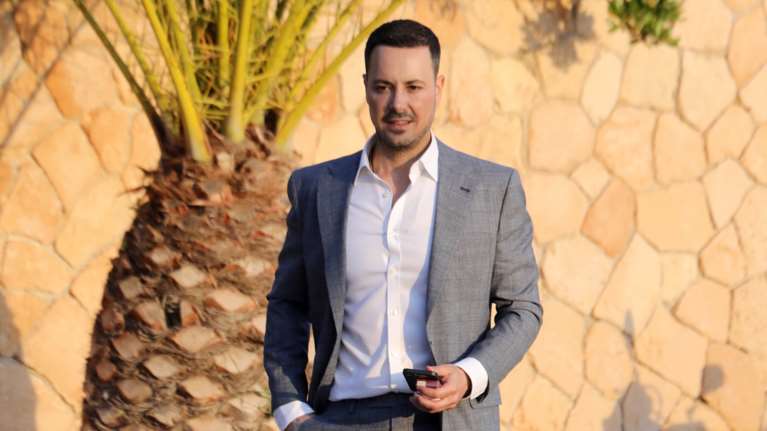 Πέτρος Κουσουλός: Η πρώτη φωτογραφία του νεογέννητου γιου του μέσα από το μαιευτήριο