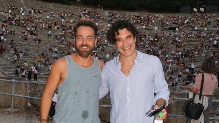 Σπάνια εμφάνιση για τον Χριστόφορο Παπακαλιάτη - Παρακολούθησε παράσταση στην Επίδαυρο [εικόνες]