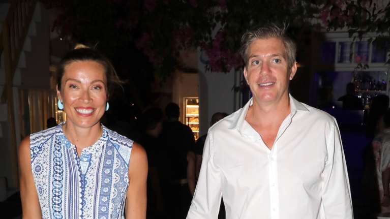 Η Μαριέττα Χρουσαλά και ο Λέων Πατίτσας πιασμένοι από το χέρι σε πλαζ στη Μύκονο