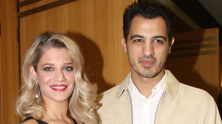 Η Τζένη Θεωνά και ο Δήμος Αναστασιάδης μας ανοίγουν το σαλόνι τους - Με 70s επιρροές