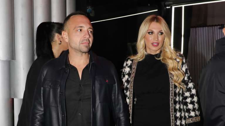 Κωνσταντίνα Σπυροπούλου - Βασίλης Σταθοκωστόπουλος: Δέιπνο στην αθηναϊκή ριβιέρα - Με σιθρού Chanel η παρουσιάστρια