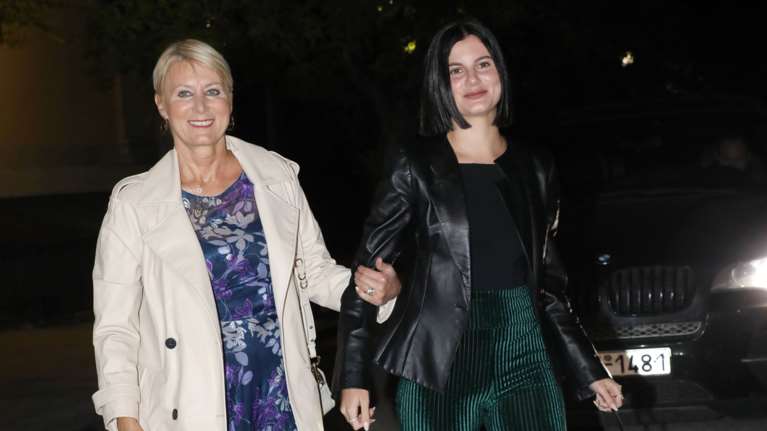 Βραδινή εμφάνιση για τη Νατάσα Παζαΐτη και τα δύο παιδιά της - Το στιλ της 22χρονης Αλίκης και το φρέσκο κούρεμά της