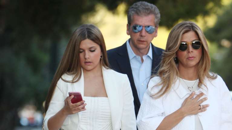 Folli Follie: Όταν η οικογένεια Κουτσολιούτσου έκανε χλιδάτο πάρτι παρά το σκάνδαλο και τις διώξεις