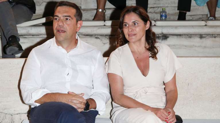 Μπέτυ Μπαζιάνα: Εντελώς άβαφη με κρεμ jumpsuit και φλατ πέδιλα στο Ηρώδειο