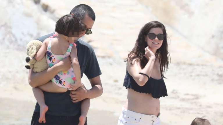 Σωτήρης Κοντιζάς: Ο τρυφερός πατέρας και η όμορφη Δέσποινα στην παραλία εν αναμονή του τρίτου τους παιδιού [Εικόνες]